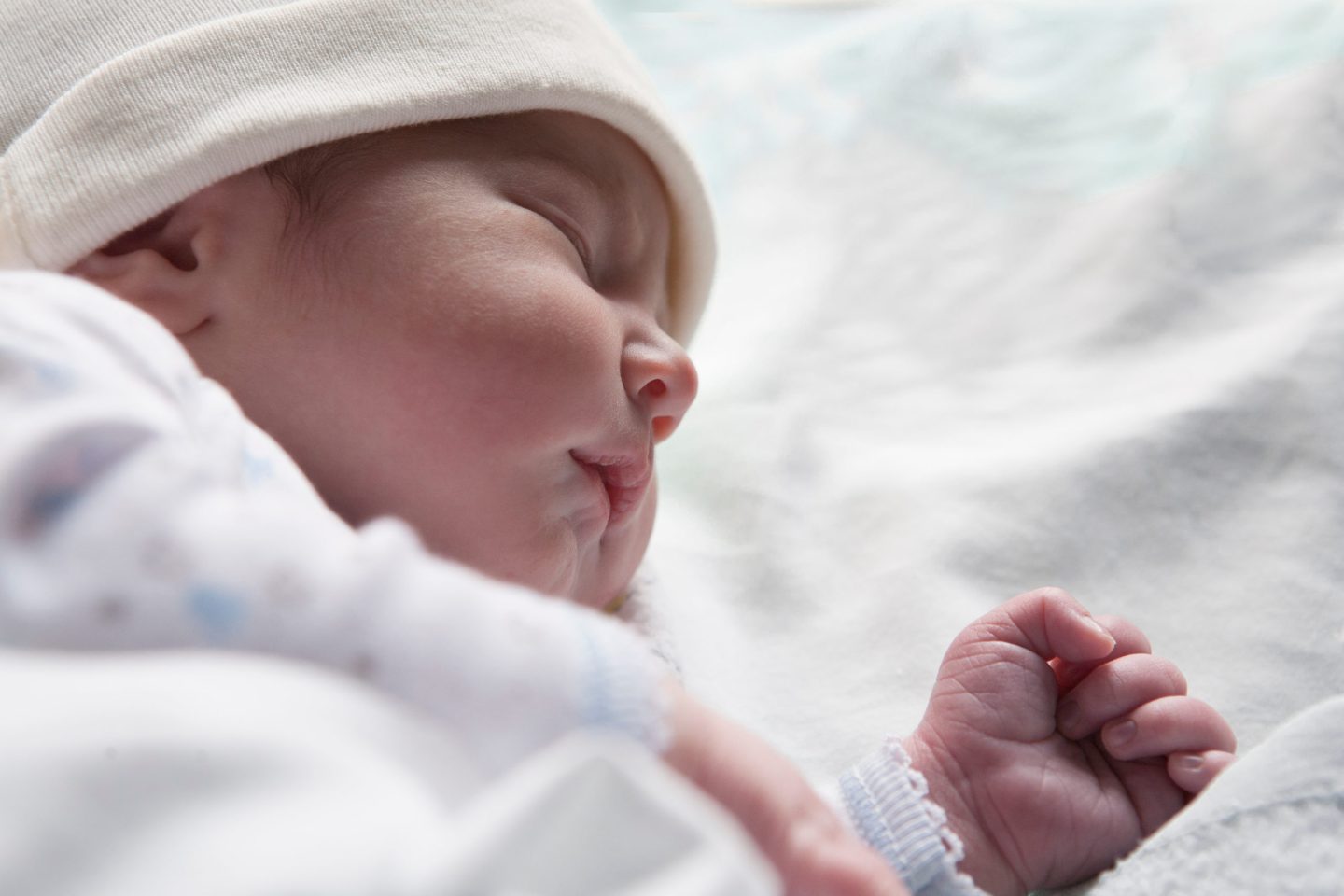 متلازمة موت الرضع المفاجئ: الأسباب والأعراض والتشخيص والعلاج