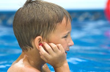 كيف تحصل الإصابة بأذن السباح؟ من هم الأشخاص الأكثر عرضة للإصابة بأذن السباح؟ علاج أذن السباح. ما الذي تطلبه الوقاية من أذن السباح؟