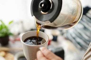 المؤكد أن جرعة الكافيين التي نتناولها مع القهوة يمكن أن تنعشنا في الصباح أو في أي وقت من اليوم. لكن هذا النشاط قد ينتقل إلى الأمعاء أيضًا