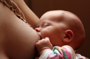 اكتشف الباحثون عنصرًا سريًا في حليب الأم المرضعة يقوي المناعة - فوائد الإرضاع الطبيعي للأطفال - دعم جهاز الأطفال المناعي عبر الرضاعة الطبيعية