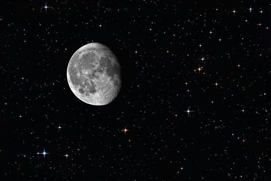 كم يبلغ عمر القمر؟