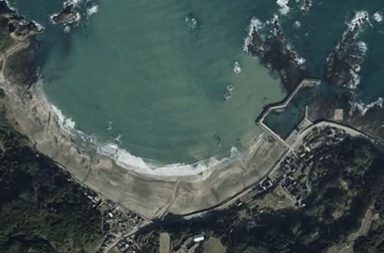 التقطت الوكالة اليابانية لاستكشاف الفضاء صورًا بواسطة القمر الصناعي المتقدم للمراقبة الأرضية الذي أظهر الارتفاع الساحلي الناجم عن الزلزال. شبه جزيرة نوتو