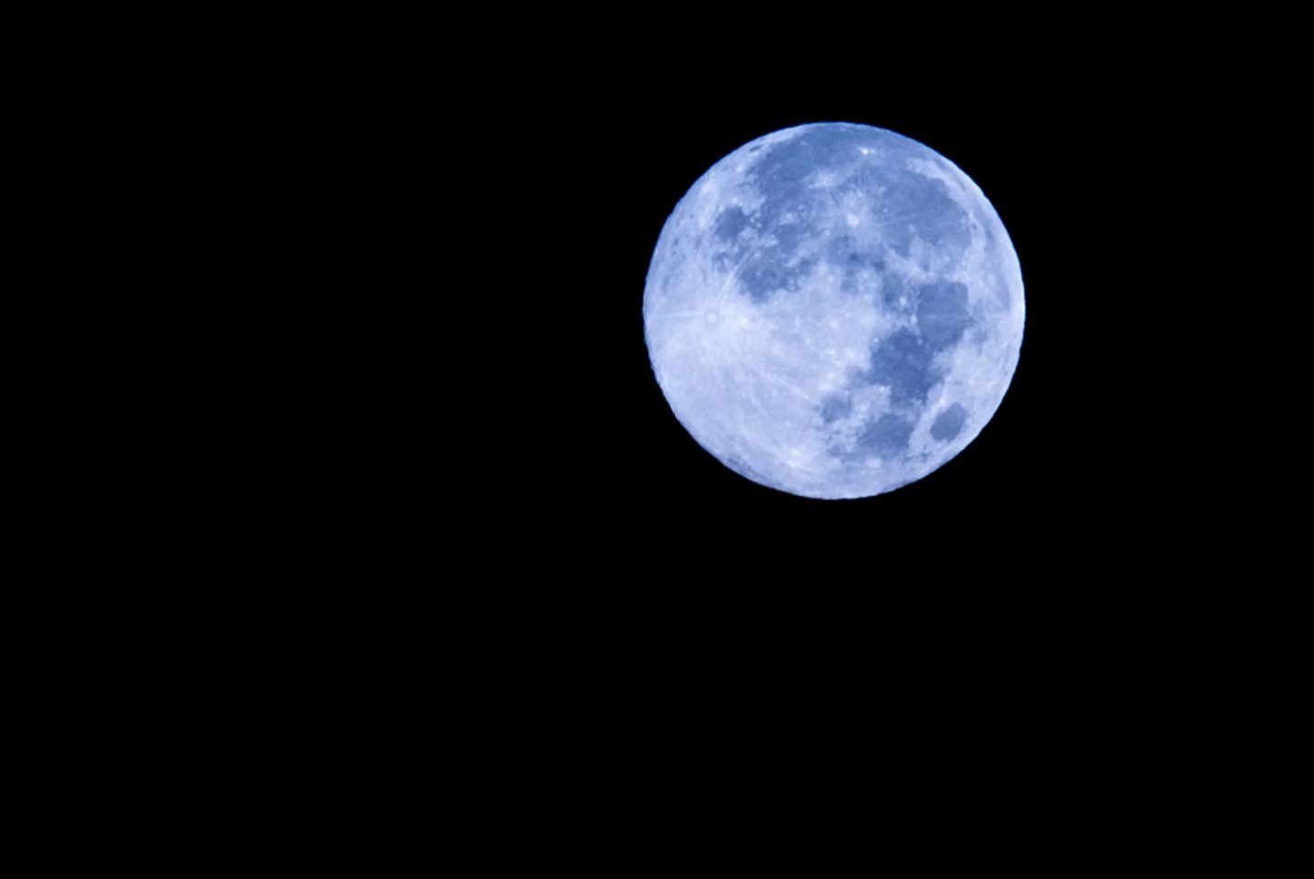 ما هو القمر الأزرق؟