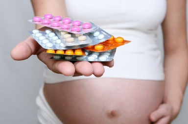 دراسة جديدة تؤكد أن تناول الأمهات لبعض المضادات الحيوية الشائعة خلال الأشهر الثلاثة الأولى من الحمل يزيد من خطر إصابة الأجنة بالتشوهات الخلقية