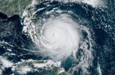 ما مدى القوة التي يمكن أن تصل لها الأعاصير المدارية الرياح الناشئة عن إعصار مداري قوي المحيطات المدارية العاصفة الاستوائية هارفي