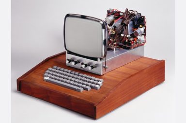 ظهرت أجهزة الكومبيوتر بتصاميم بدائية مع بدايات القرن التاسع عشر، وفي القرن العشرين ساهمت هذه الأجهزة في تغيير العالم. فما هو تاريخ الكمبيوتر