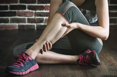 أسباب تشنج القدم علاج تشنج القدم الأعراض التشخيص العلاج الوقاية التمارين الرياضية العضلات نقص البوتاسيوم تلف الأعصاب الأحذية الضيقة