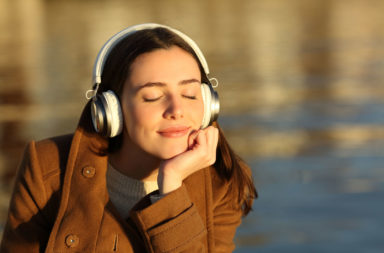 علميًا، كيف يمكن اختيار سماعات الرأس التي تناسب ذوقك الموسيقي؟ كيف تعمل سماعات الرأس؟ وكيف تختار النوع المثالي منها لإرضاء ذوقك الموسيقى؟