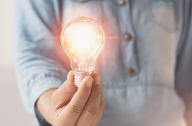 من اخترع المصباح الكهربائي - العالم الأميركي الشهير توماس أديسون - تطوير البطاريات الكهربائية والمصابيح المتوهجة - توهج أنصاف النواقل