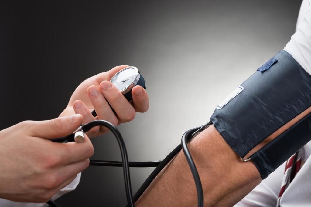 ما هو دور الجلد في ضبط ضغط الدم؟