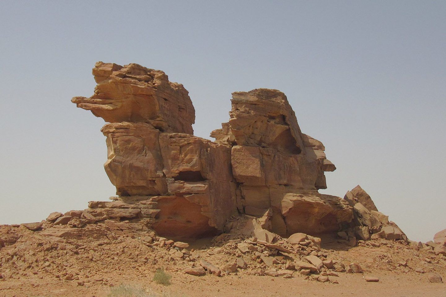 من قام بنحت هذه الصخور الغريبة في صحراء السعودية؟