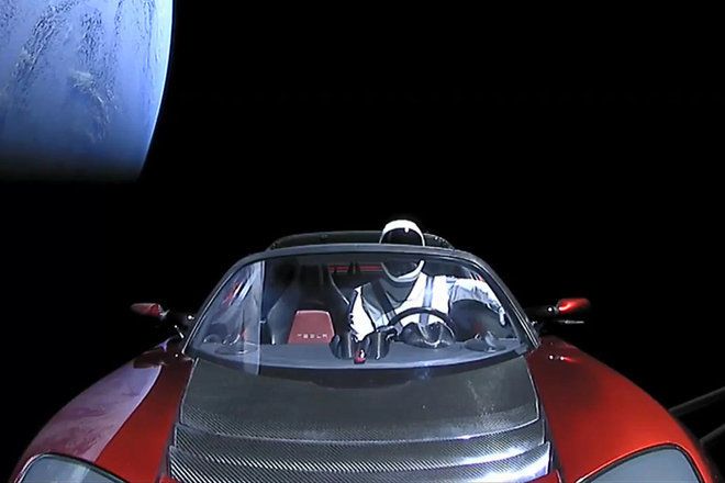 لماذا بدت سيارة تيسلا وكأنها مزيفة في الفضاء؟