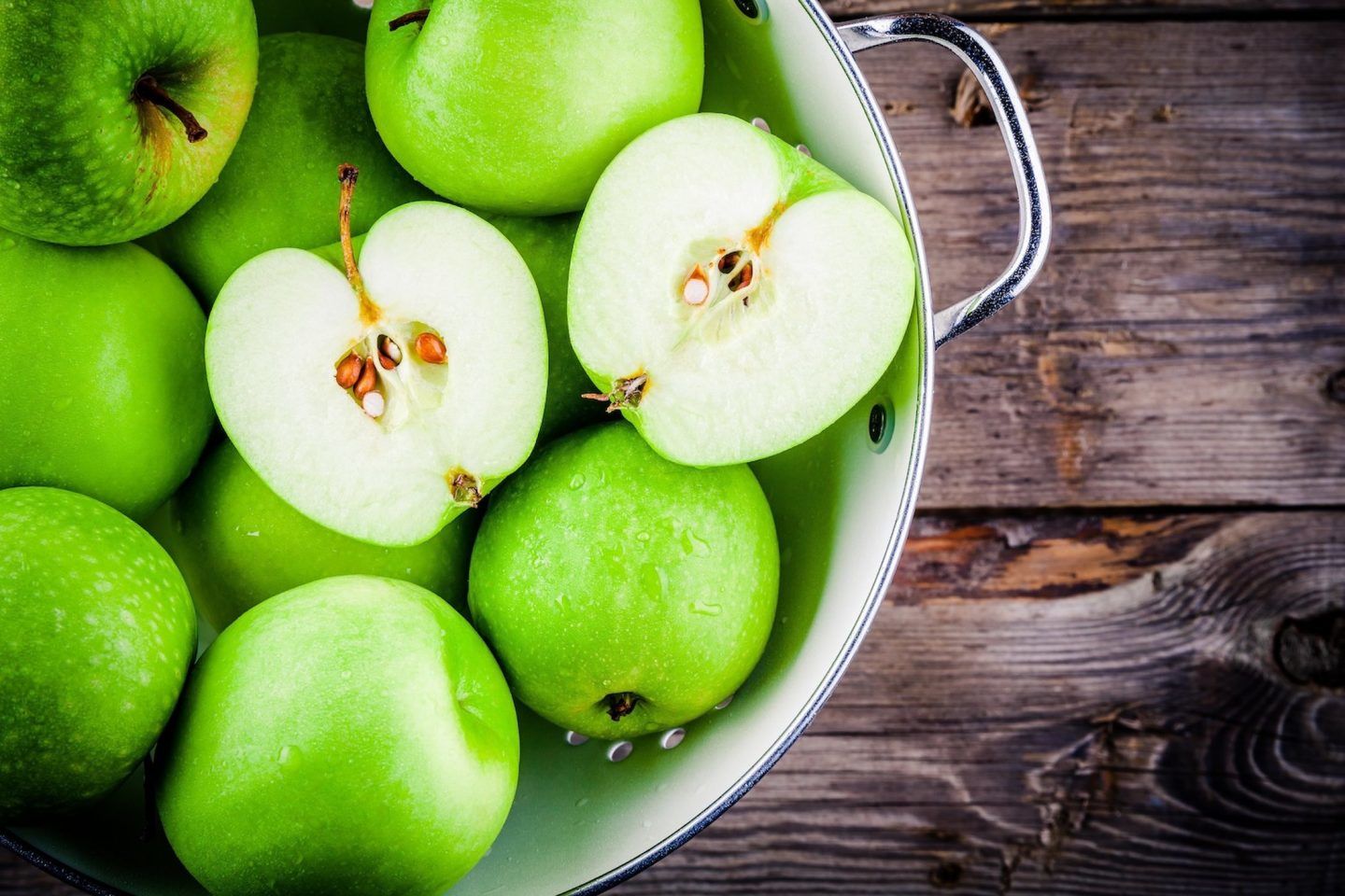كل ما تريد معرفته عن التفاح: فوائده الصحية، الحقائق الغذائية، و تاريخه