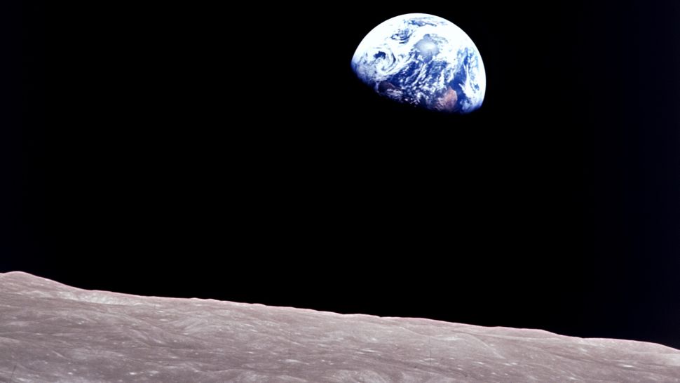 التقط رائد فضاء بيل أندرس في الرحلة الفضائية أبولو 8 التابعة لناسا واحدة من أولى صور الأرض المباشرة من فوق القمر، في ديسمبر 1968