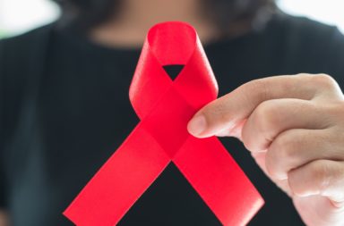 تاريخ مرض الإيدز - كيف بدأت جائحة الإيدز؟ - ما العلاجات التي طورها العلماء لغلاج مرض الإيدز؟ من أين أتى فيروس نقص المناعة؟