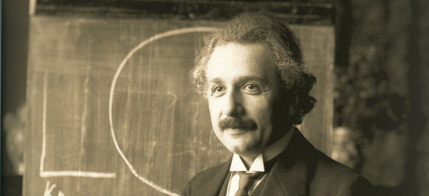 ما هو الفرق بين كون أينشتاين وكون مينكاوسكي