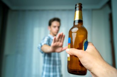 يتعاطى كثير من الناس مواد مثل الكحول ما خلال حياتهم، ما يؤدي لعدد كبير من المشكلات المتعلقة بالوظائف المعرفية وفقدان الذاكرة وغيرها. فوائد الإقلاع عن الكحول