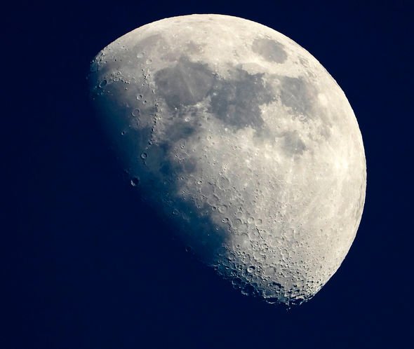 هل يمكن أن نستخدم القمر مصيدةً لرصد الحياة الفضائية؟
