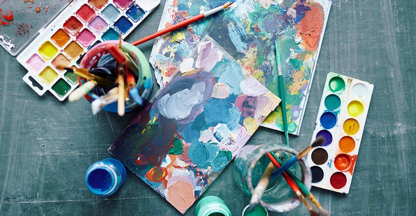 العلاج النفسي بالفن - استخدام تقنيات إبداعية مثل الرسم والكولاج والتلوين والنحت لمساعدة الأفراد على التعبير عن أنفسهم - الإبداع الفني 