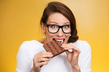 هل من الممكن أن تُدمن الشوكولا؟ أي المكونات هي الأكثر إحداثا للإدمان؟ كيف تبدو العلاقة الصحية مع الشوكولا؟ إدمان الشوكولا: الفوائد والمخاطر الصحية