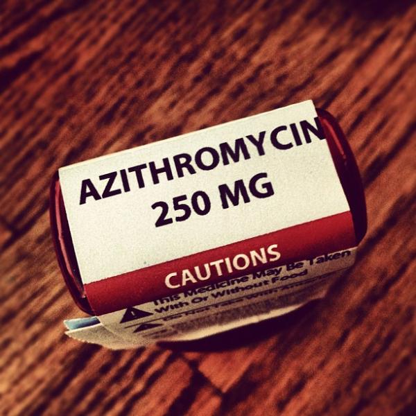 أزيثرومايسين: الاستخدامات والجرعات والتأثيرات الجانبية والتحذيرات