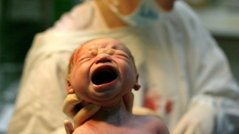 حالة طبية نادرة: ولادة طفلة حامل بتوأمها
