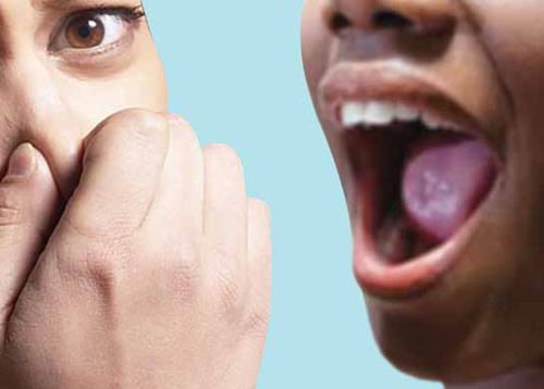 عشرة أشياء تسبب رائحة الفم المزعجة