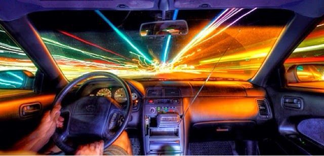 إذا كانت سيارتك تسير بسرعة الضوء وأضأت المصابيح الأمامية فماذا سيحصل؟