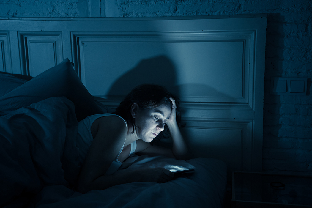 الضوء الأزرق بريء من تهمة إرهاق العينين، فما المسؤول - سبب قلة النوم وتوتر العين - الأجهزة الإلكترونية الشخصية - الأطوال الموجية القصيرة