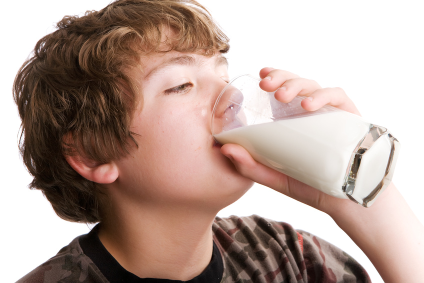 هل يساعد الحليب الأطفال على النمو فعلاً؟ - الأدلة الكامنة وراء العلاقة بين تناول الحليب ومدى تأثيرها في نمو الطفل - العناصر الغذائية في الحليب
