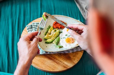تبين دراسة جديدة أن تناول الطعام في وقت مبكر من اليوم يؤثر في ثلاث آليات رئيسية يستخدمها الجسم ليوازن بها الطاقة ويقلل مخاطر السمنة