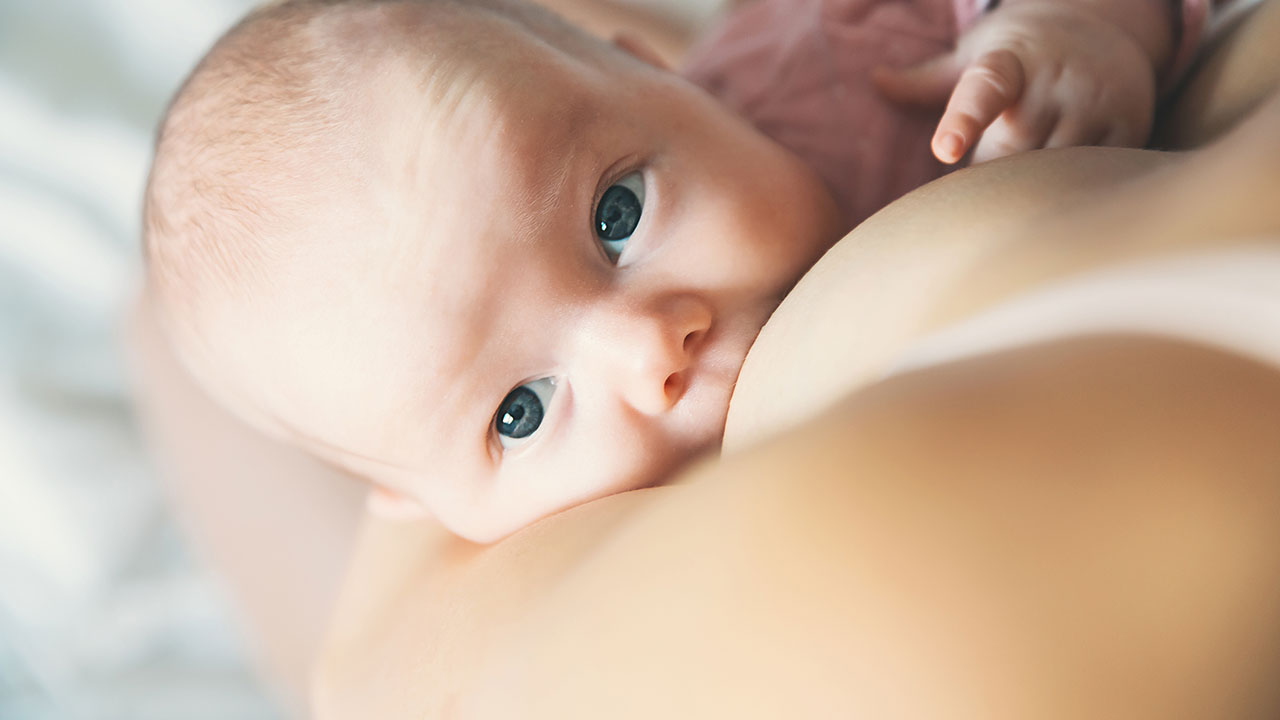 اكتشف الباحثون عنصرًا سريًا في حليب الأم المرضعة يقوي المناعة - فوائد الإرضاع الطبيعي للأطفال - دعم جهاز الأطفال المناعي عبر الرضاعة الطبيعية