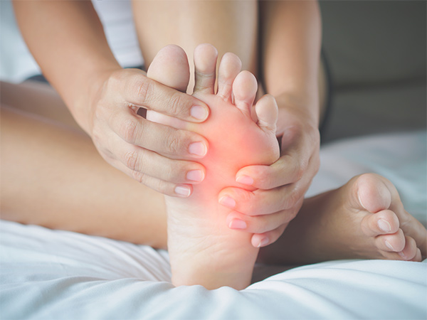 كسر القدم: الأعراض والتشخيص والعلاج ومدة الشفاء