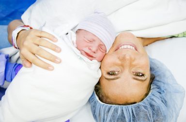 تشير دراسة إلى أن ممارسة البذر المهبلي -غمر شاش القطن في السائل المهبلي للأم وتلطيخ المولود الجديد به- طريقة فعالة لإعادة توازن بكتيريا الأمعاء بعد الولادة