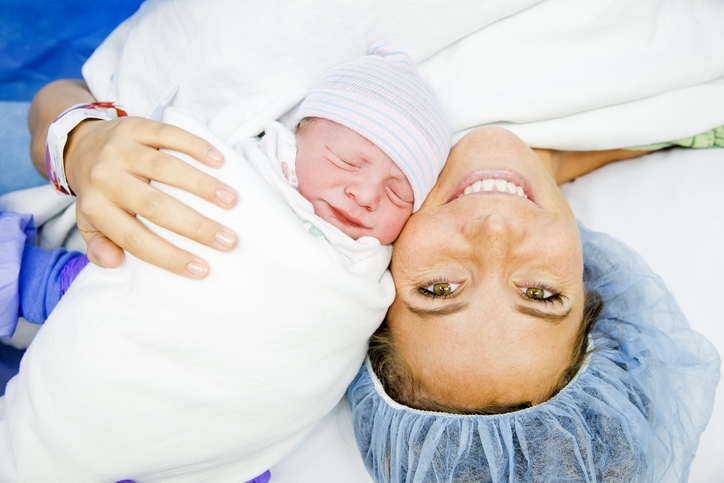 الولادة القيصرية تحرم المولود من بكتيريا مفيدة ما يؤثر في صحته مستقبلًا