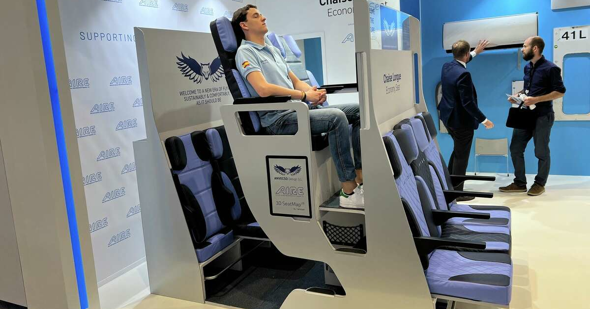 مصمم يقترح حشر مزيد من الناس في الطائرة باستخدام مقاعد مؤلفة من طابقين!