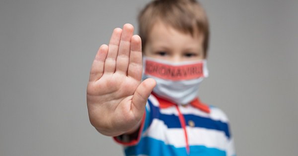 ينقل الأطفال فيروس كورونا بصمت، فما أشيع الأعراض التي تكشف إصابتهم؟