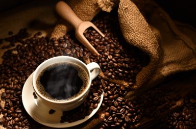 ما العلاقة بين شرب القهوة والحصيات الكلوية؟ ما أفضل طريقة للوقاية من الحصيات الكلوية ؟ ما سبب الحصيات الكلوية؟ ومن لديهم خطر الإصابة؟