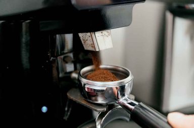 وجدت الدراسة أن كميات ضئيلة من الماء، تُمزج مع حبوب القهوة مباشرةً قبل طحنها، تؤثر في مقدار الشحنات الكهربائية المتولدة خلال عملية الطحن