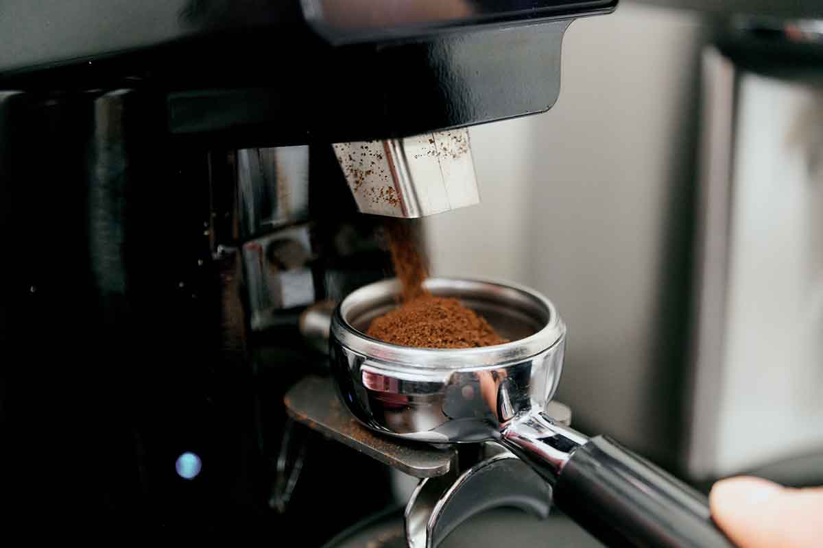 لقد كنا جميعًا مخطئين! العلم يوضح الطريقة الصحيحة لطحن حبوب القهوة!