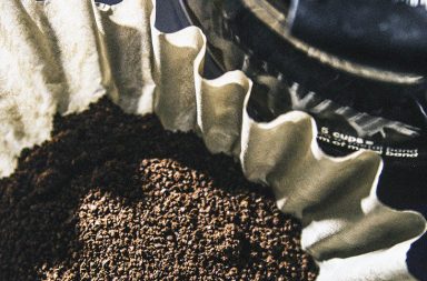 ما القيء بلون القهوة (القُياء)؟ ماذا يعني أن تتقيأ ما يشبه ثَفَل القهوة؟ ما الفرق بين القيء الأسود والقيء الدموي؟ ما الأسباب المحتملة للقيء الأسود؟