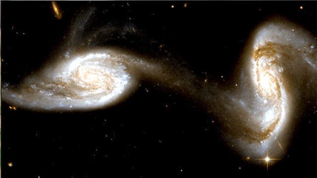 اذا كان الكون في توسع متسارع فلماذا تتصادم المجرات مع بعضها البعض؟
