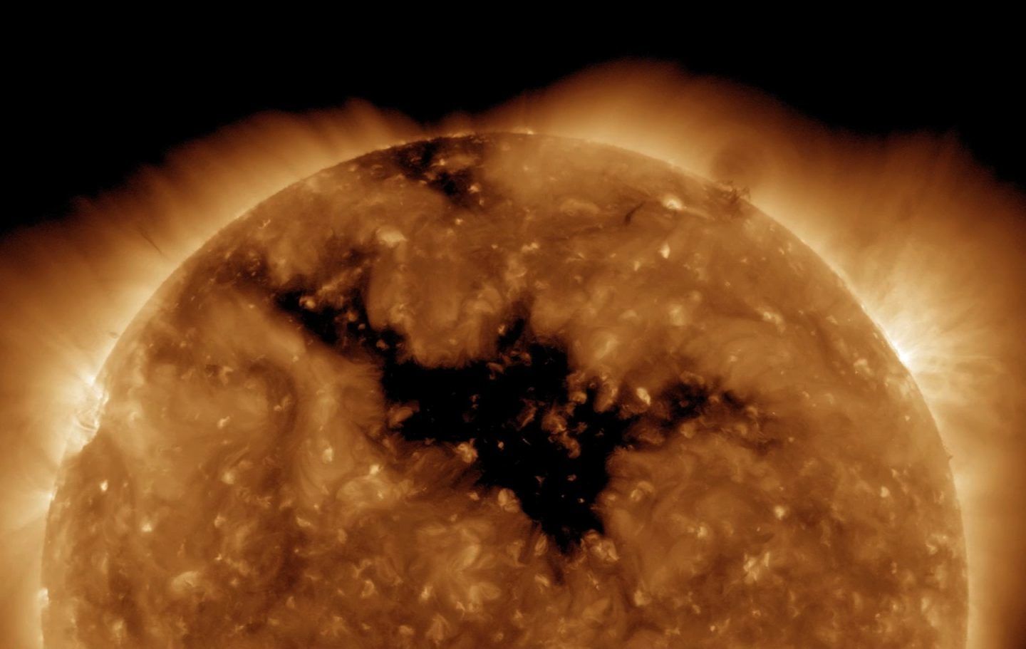 ثقب مظلم هائل ينفتح في الغلاف الجوي الخاص للشمس