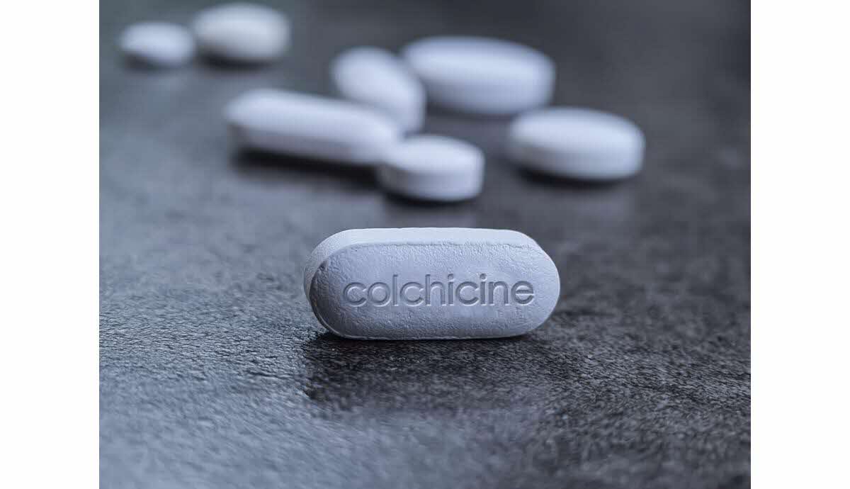 دواء كولشيسين: الاستخدامات والجرعات والتأثيرات الجانبية والتحذيرات