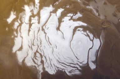 أجرى فريق من علماء الكواكب الأمريكيين والفرنسيين بحثًا جديدًا يشير إلى أن الجليديات في المريخ تحركت ببطء أكثر من تلك الموجودة على الأرض