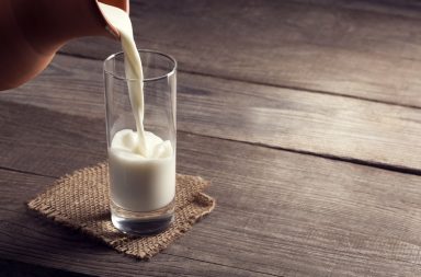 يستهلك أكثر من 80% من سكان العالم منتجات الألبان بانتظام. هناك دعوات متزايدة للاعتماد على مصادر غيرحيوانية للحليب. هل يشكل الحليب الاصطناعي حلًا؟