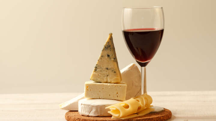 تناول الجبن والنبيذ يمكن أن يقي من الخرف!