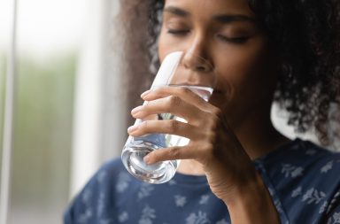 توصي هيئة الخدمات الصحية الوطنية في المملكة المتحدة بأن يستهلك البالغون من ستة إلى ثمانية أكواب من السوائل يوميًا. ما أهمية شرب الماء بكميات معتدلة؟