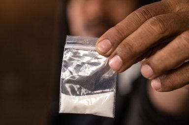 تشير الاحصاءات في الولايات المتحدة الامريكية أن واحدًا من كل خمسة أشخاص يتعاطون الكوكايين سيصبح مدمنًا. كيف يؤثر إدمان الكوكايين على الدماغ؟