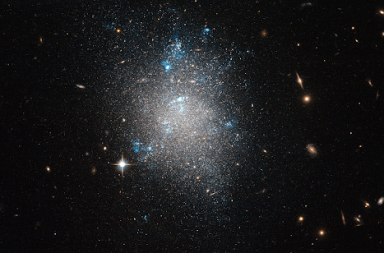 وجد العلماء أشياء غريبة عند مراقبة عنقود فورناكس المجري Fornax الذي يبعد عنا 62 مليون سنة ضوئية تقريبًا الذي يحوي عددًا من المجرات القزمة المشوهة
